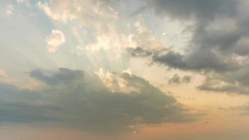 tramonto tra le nuvole che si muovono veloci
