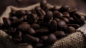 braune geröstete Kaffeebohnen fallen auf einen Haufen video