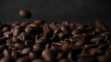 bruin gebrande koffiebonen vallen op een stapel video