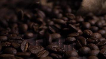bruin gebrande koffiebonen vallen op een stapel video