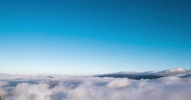 le brouillard au sommet de la montagne video