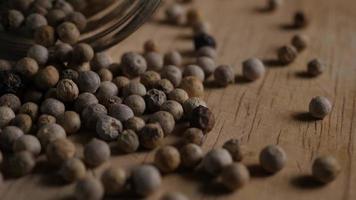 grains de poivre sur table en bois video