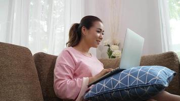 mulher usando laptop na sala de estar video