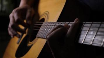 mãos tocando violão