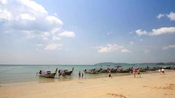 traditionele thaise longtailboot op aonang-strand, krabi, thailand. video