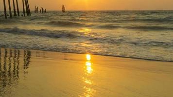 pôr do sol na praia de khao phi, phang nga, tailândia video