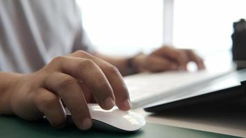 la mano de un hombre usando un mouse inalámbrico video