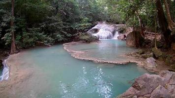 cascata di Erawan, parco nazionale di Erawan a Kanchanaburi, Tailandia video