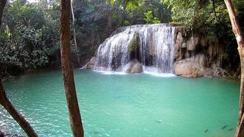 Cascade d'Erewan, Parc National d'Erewan à Kanchanaburi, Thaïlande video