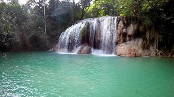 cascata di Erawan, parco nazionale di Erawan a Kanchanaburi, Tailandia video