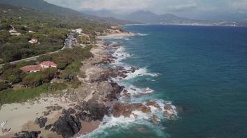 drone vliegt over een kust met golven in 4k video