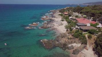 drone survolant une côte avec de grosses vagues en 4k video