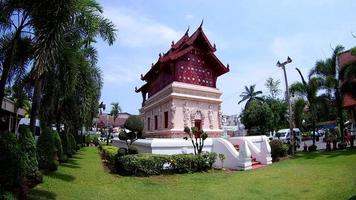 sala para guardar las escrituras en el templo budista wat phra singh en chiang mai, tailandia. (por lente ojo de pez) video