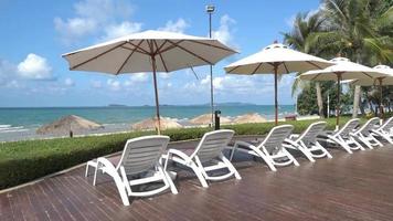 Sonnenschirm und Stühle mit Blick auf das Meer