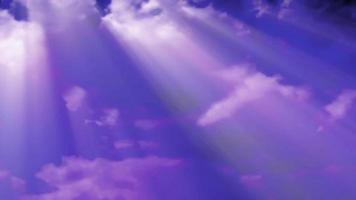 Sonnenstrahlen strömen durch rauschende Zeitrafferwolken video