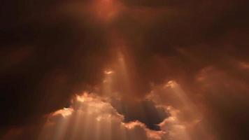 solstrålar strömmar genom roiling time lapse moln video
