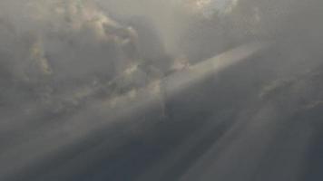 solstrålar genom moln video