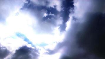 cloud fx0204 - rayos de luz estallan a través de nubes tormentosas video