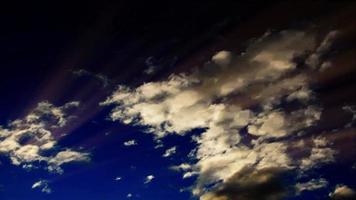 ljusstrimmor genom tidsfördröjningsmoln i en mörkblå himmel video