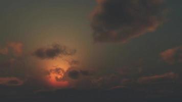 cloud fx0301 - nuages time lapse dérivent sur un coucher de soleil brumeux video