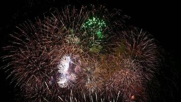 bela exibição de fogos de artifício à noite video