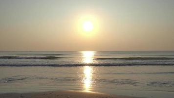 lever de soleil sur la plage video