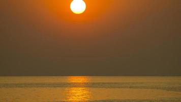 de lucht en de zee zijn goudkleurig voor de zonsondergang video