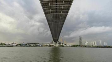 ponte bhumibol sobre o rio chao phraya video