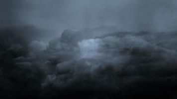 sfondo scuro nuvole di tempesta