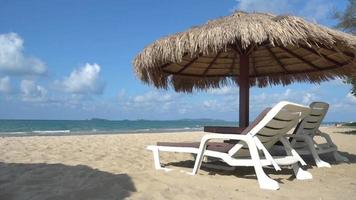 sillas en la playa