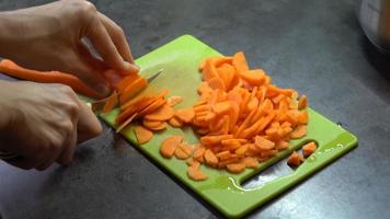 cortando cenouras no tabuleiro