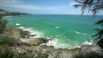 les vagues sur les rochers video