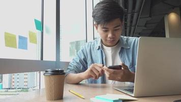 jeune homme travaillant sur son ordinateur portable video