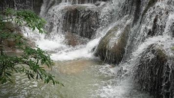 Wasserfall mit Steinstufen in Thailand video