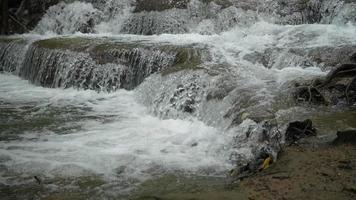 cachoeira com degraus de pedra na tailândia video