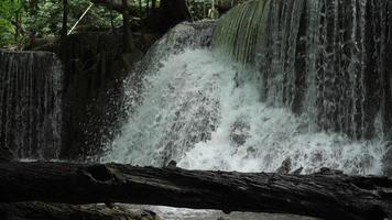 Wasserfall mit Steinstufen in Thailand