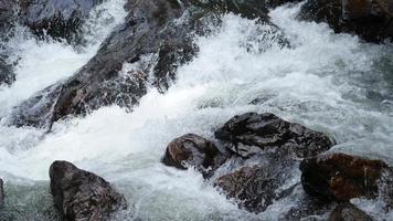 cachoeira com degraus de pedra na tailândia