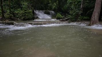 waterval met stenen trappen in Thailand