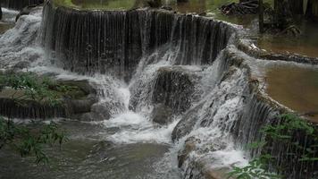 waterval met stenen trappen in Thailand