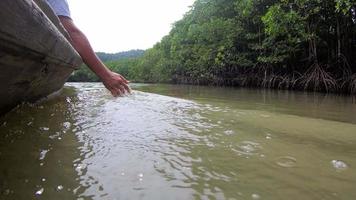 Hand berührt Wasseroberfläche von einem Boot video