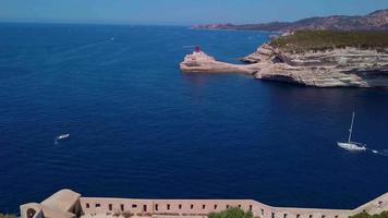 drone volando hacia un faro en 4k video