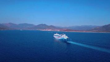 Drone follows a ferry in 4K video