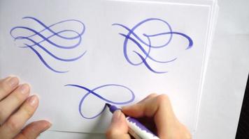 kalligrafische krullen met een penseel video