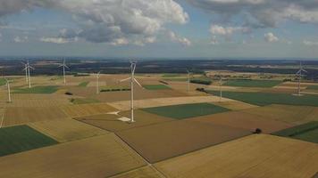 éoliennes dans les champs de maïs video