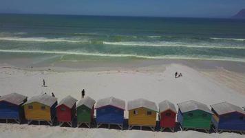 Cabañas de playa de madera de colores en la playa de Muizenberg video