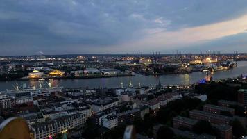 Timelapse aéreo de Hamburgo por la noche con puerto y barcos. video