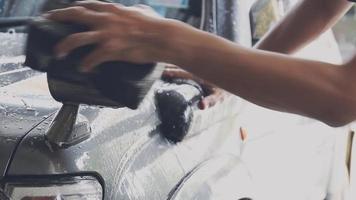 pessoal da lavagem de carros limpando um carro