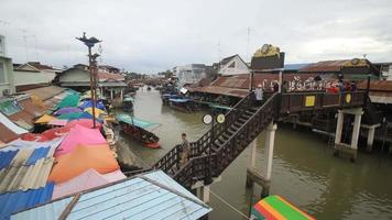 mercato galleggiante di amphawa, samut songkhram, thailandia video