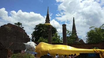 ayutthaya historiskt parkerar buddhisttempel i Thailand video