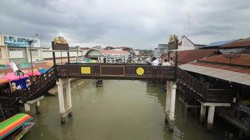 mercato galleggiante di amphawa, samut songkhram, thailandia video